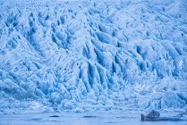 Glaciar ao longo da costa sul da Islândia, icebergs são congelados na lagoa, Islândia — Fotografia de Stock