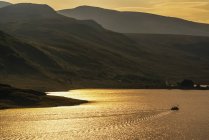 Ausflugsboot auf dem Dunlewy Lake; County Donegal, Irland — Stockfoto