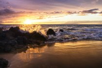 Bellissimo tramonto e onde dell'oceano, Makena, Maui, Hawaii, Stati Uniti d'America — Foto stock