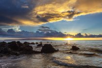 Драматические облака во время заката, Макена, Мауи, Гавайи, Соединенные Штаты Америки — стоковое фото