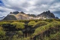 Vista panorâmica da montanha Vestrahorn, ou a área conhecida como Stokknes, Hofn, Islândia — Fotografia de Stock
