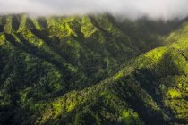Luftbild der üppigen Berge, die Oahu umgeben; Oahu, Hawaii, vereinigte Staaten von Amerika — Stockfoto
