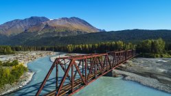 Vista ad alto angolo del cavalletto della Alaskan Railroad che attraversa il fiume Snow in una soleggiata giornata estiva nell'Alaska centro-meridionale, Alaska, Stati Uniti d'America — Foto stock