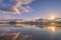 Eagle River і Eagle Beach під час блискучого кольору захід сонця і Chilkat гір; Juneau, Сполучені Штати Америки — стокове фото