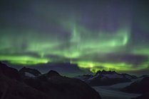 Northern Lights brilhando sobre o Juneau Icefield, Tongass National Forest; Alaska, Estados Unidos da América — Fotografia de Stock