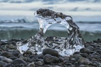 Pequeno pedaço de gelo glacial derretido na costa do oceano perto de Jokulsarlon, Costa Sul da Islândia; Islândia — Fotografia de Stock