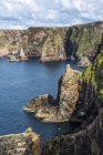Falaises escarpées le long du littoral de l'île d'Arranmore, comté de Donegal, Irlande — Photo de stock