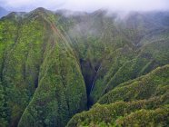 Image aérienne des montagnes luxuriantes entourant Oahu ; Oahu, Hawaï, États-Unis d'Amérique — Photo de stock