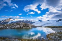 Vista panoramica del maestoso paesaggio e del lago del Kenai Fjords National Park, Alaska, Stati Uniti d'America — Foto stock