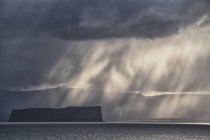 Lumière et nuages dramatiques sur l'océan le long de la côte nord de l'Islande, Hofsos, Islande — Photo de stock