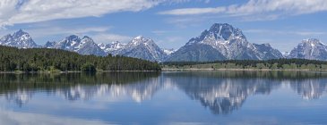 Teton range spiegelt sich in ruhigem wasser, grand teton nationalpark, wyoming, vereinigte staaten von amerika — Stockfoto