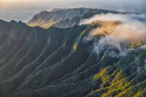 Image aérienne des montagnes luxuriantes entourant Oahu ; Oahu, Hawaï, États-Unis d'Amérique — Photo de stock