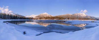 Озеро и горы зимой, Аляска, Соединенные Штаты Америки — стоковое фото