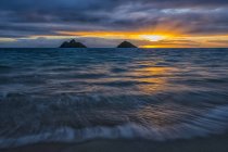 Vue panoramique du lever du soleil sur la plage de Lanikai ; Oahu, Hawaï, États-Unis d'Amérique — Photo de stock