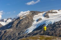 Вид сзади туриста в шляпе с видом на национальный парк Кенай-фьорды, Кенай-Пени, Аляска, Соединенные Штаты Америки — стоковое фото