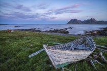 Vieux bateau le long de la côte du Strandir ; Djupavik, fjords ouest, Islande — Photo de stock
