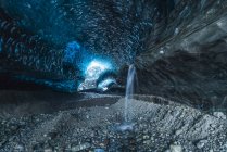 Grande caverna de gelo na calota de gelo Vatnajokull, sul da Islândia; Islândia — Fotografia de Stock