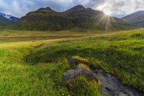 Majestuoso paisaje rocoso de la península de Snaefellsness; Islandia - foto de stock