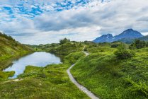 Sentiero che conduce al lago perduto in alto nelle montagne della penisola del Kenai, vicino a Seward, Alaska, Stati Uniti d'America — Foto stock