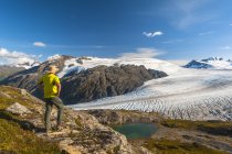 Rückansicht des Wanderers mit Hut mit Blick auf den Kenai-Fjord-Nationalpark, Kenai-Halbinsel, Alaska, Vereinigte Staaten von Amerika — Stockfoto