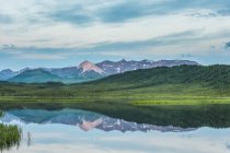 Вечірні хмари розбиваються об озеро Хілі на Аляскинському хребті в південно-центральній Алясці хмарного літнього вечора, Аляска, Сполучені Штати Америки. — стокове фото