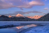 Aude Lake and Coast mountains in winter, Alaska, Estados Unidos de América - foto de stock