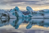 Eisberge an der Gletscherlagune jokulsarlon, Südisland; Island — Stockfoto