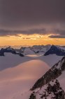 Picos rugosos y glaciares cubiertos de nieve al atardecer, Juneau Icefield, Tongass National Forest; Alaska, Estados Unidos de América - foto de stock