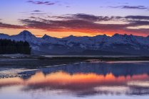 Игл-Ривер и Игл-Бич во время яркого цветного заката и Чилкат-Маунтейнс; Джуно, Аляска, Соединенные Штаты Америки — стоковое фото
