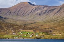 Piccolo villaggio nella penisola di Trollaskagi vicino alla città di Skagafjorour, Islanda settentrionale; Islanda — Foto stock