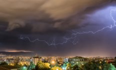Cielo tempestoso e fulmini su una città di notte, Cochabamba, Bolivia — Foto stock