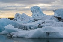 Icebergs en la laguna glaciar Jokulsarlon, Islandia del Sur; Islandia - foto de stock