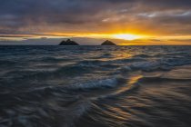 Живописный вид на восход солнца над пляжем Ланикай; Оаху, Гавайи, Соединенные Штаты Америки — стоковое фото