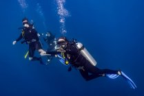 Scuba divers in Roatan Marine Park, West End Wall dive site; Roatan, Honduras — Stock Photo