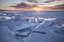 Glace sur le lac Supérieur au lever du soleil ; Grand Portage, Minnesota, États-Unis — Photo de stock