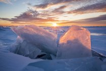 Лід на озері перевершує на світанку; Grand Portage, Міннесота, Сполучені Штати Америки — стокове фото