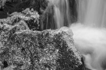 Rochers recouverts de glace provenant de la pulvérisation gelée d'une petite cascade ; Middle Sackville, Nouvelle-Écosse, Canada — Photo de stock