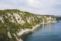 Costa del Golfo de Trieste en el mar Adriático, vista desde el castillo de Duino; Trieste, Friuli Venezia Giulia, Italia - foto de stock