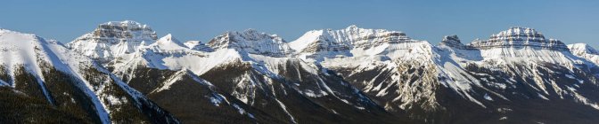 Panorama de la chaîne de montagnes enneigées et du ciel bleu, Banff, Alberta, Canada — Photo de stock