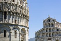 Vista panorámica de Pisa Baptisterio y Catedral; Pisa, Italia - foto de stock