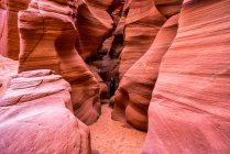 Человек, стоящий в слот-каньоне, известном как Каньон Х, рядом с Пейджем; Аризона, Соединенные Штаты Америки — стоковое фото