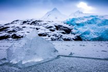 Portage Lake congelado no inverno com Portage Glacier no fundo, gelo congelado em primeiro plano; Alaska, Estados Unidos da América — Fotografia de Stock