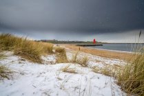 Faro di Groyne della mandria in una nevicata; South Shields, Tyne and Wear, Inghilterra — Foto stock