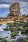 Sea Stack com rochas em piscinas de maré em Marsden Bay ao largo da costa nordeste da Inglaterra; South Shields, Tyne and Wear, Inglaterra — Fotografia de Stock