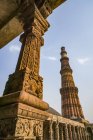 Visão de baixo ângulo de visão histórica Qutub Minar, Delhi, Índia — Fotografia de Stock