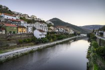 Vista panorámica del río Duero, valle del Duero, norte de Portugal; Pinhao, distrito de Viseu, Portugal - foto de stock