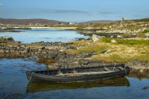 Kleines hölzernes Ruderboot, das am Ufer der Galway-Bucht auf der mweenischen Insel festgemacht hat, wilder atlantischer Weg; mweenish Island, county galway, irland — Stockfoto