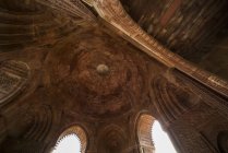 Vue à angle bas de la vue historique Qutub Minar, Delhi, Inde — Photo de stock