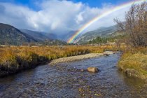 Doppio arcobaleno su un fiume e montagne, Denver, Colorado, Stati Uniti d'America — Foto stock