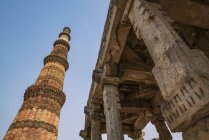Низкий угол зрения на исторические достопримечательности Qutub Minar, Дели, Индия — стоковое фото